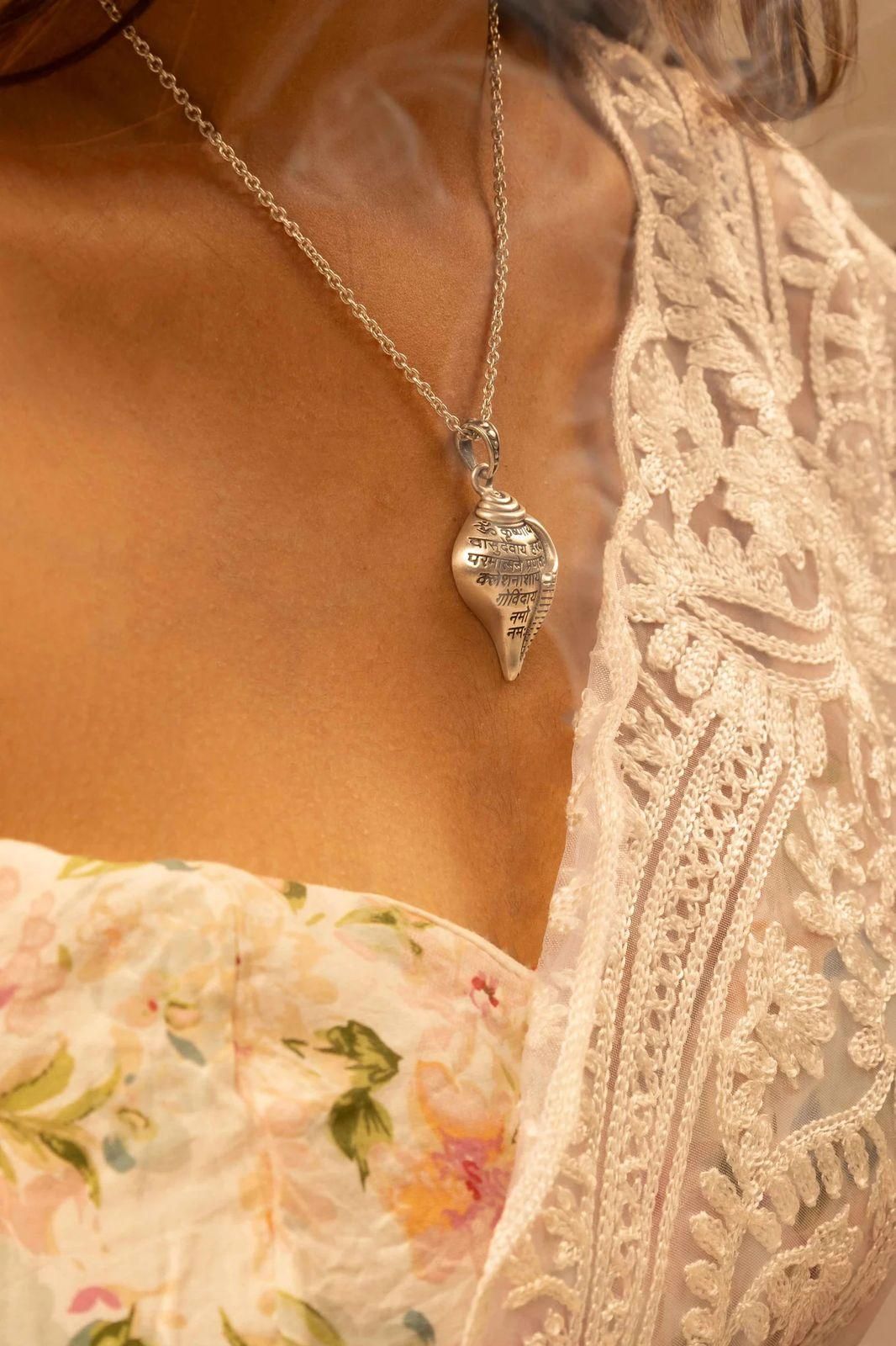 Shri Krishna Shankha Pendant with Chain www.trikaro.com