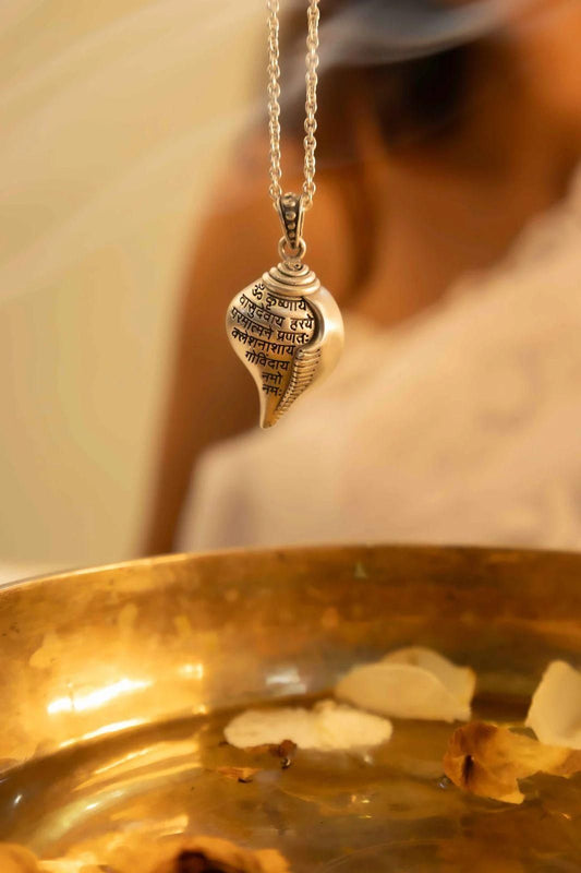 Shri Krishna Shankha Pendant with Chain www.trikaro.com