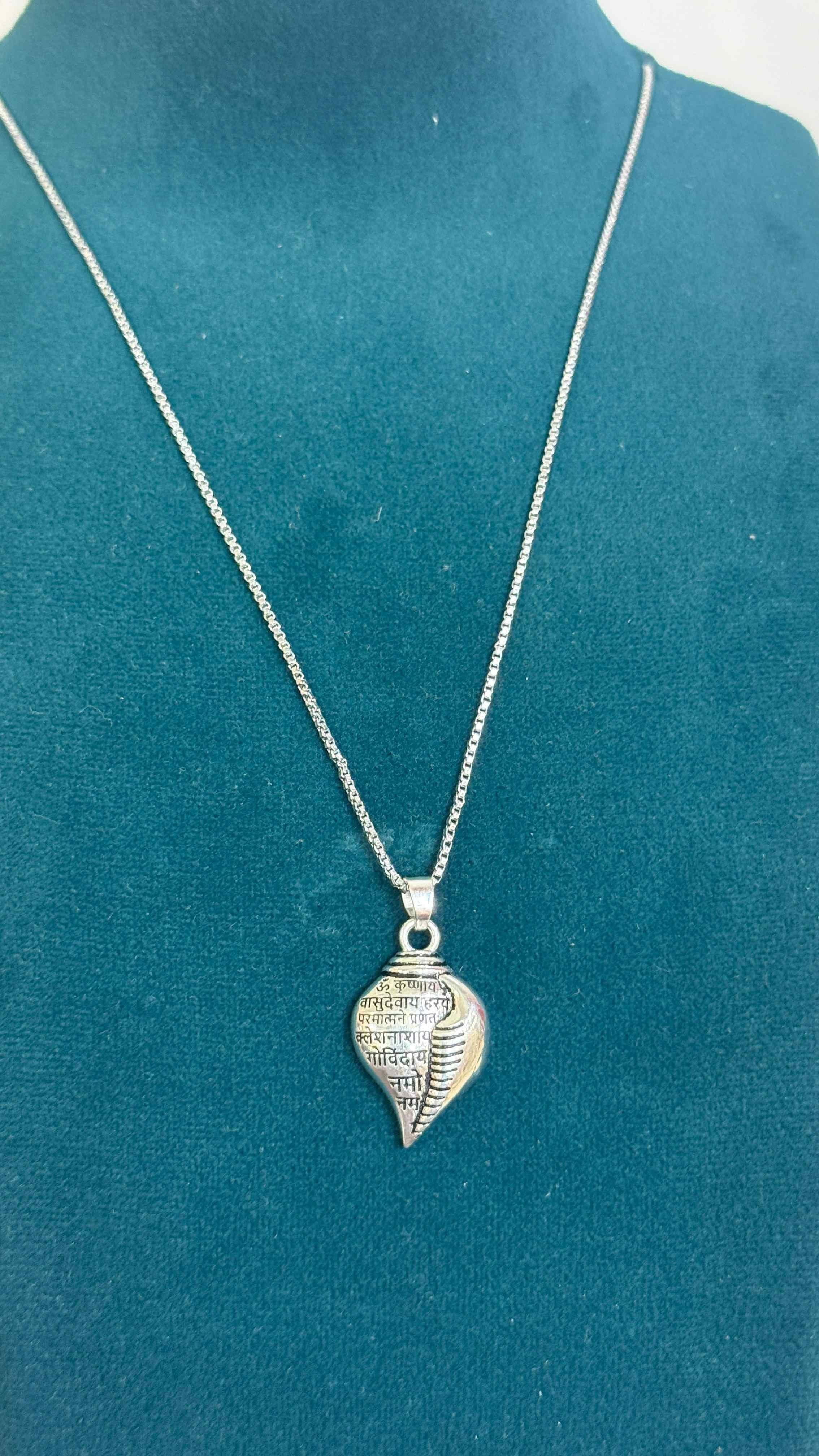 Shri Krishna Shankha Pendant with Chain www.trikaro.com